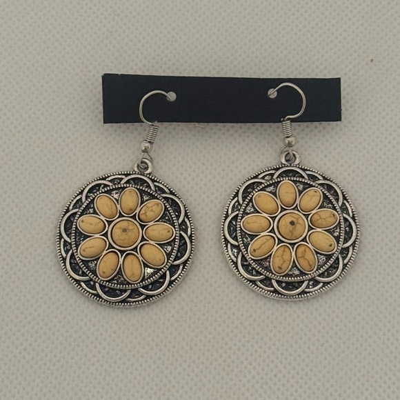 Paparazzi Mesa Oasis Earrings – Yellow Crackle Stone & Silver Medallion – EUC - Picture 3 of 4
